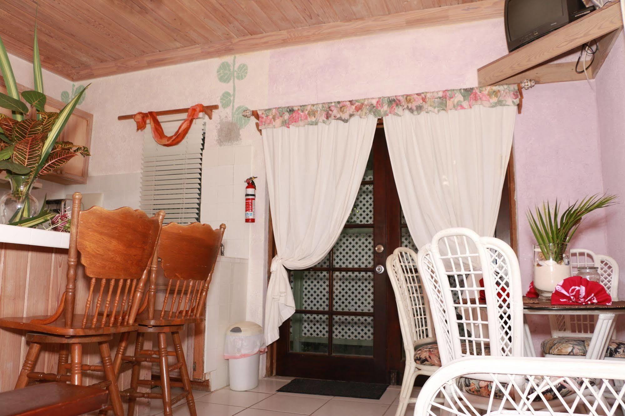 The Sugar Apple Lodging Dunmore Town المظهر الخارجي الصورة
