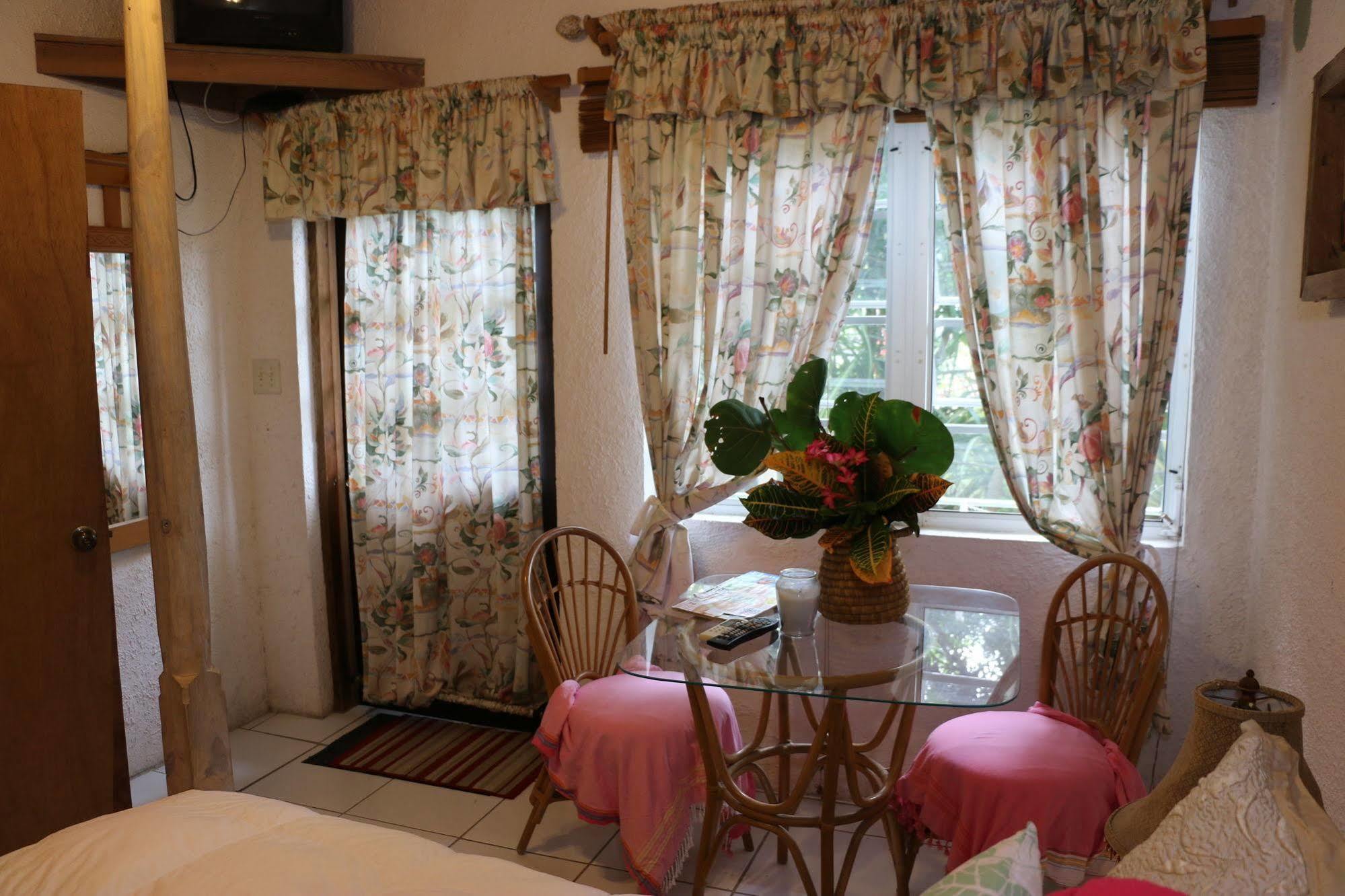 The Sugar Apple Lodging Dunmore Town المظهر الخارجي الصورة